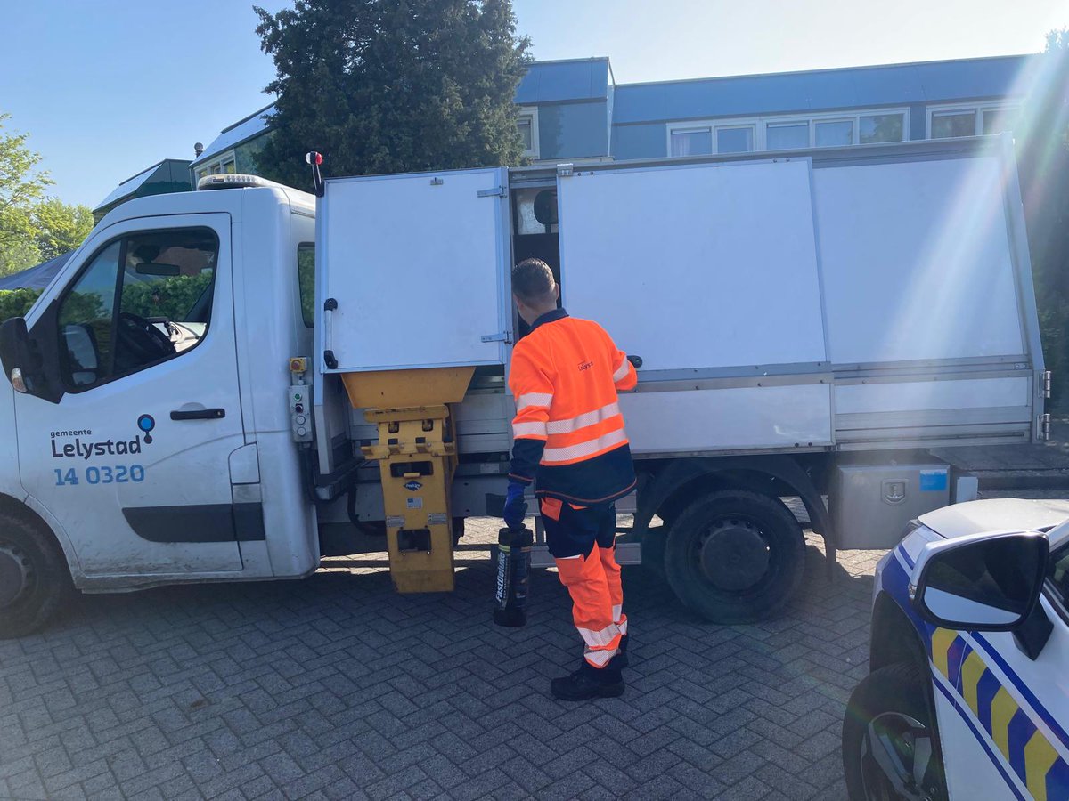VVDLelystad's tweet photo. Vanochtend mochten Annette van West en Fenna Grimbergen mee met BOA's in @gem_Lelystad. Vol enthousiasme vertelden de zij waar ze mee te maken krijgen. Van onderzoek aan autowrakken tot het bedwingen van een ruziënde menigte. Nogmaals dank en respect voor jullie werk! #veiligheid https://t.co/HdboMXyihs
