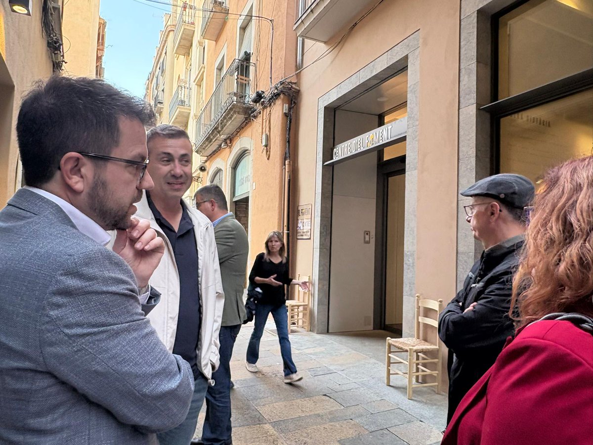 GironaRepublica's tweet photo. Abans de començar també vam poder acompanyar-lo a visitar l'espai d'@ElFoment_org, una iniciativa d'impuls de la catalanitat arreu dels Països Catalans.

👇 https://t.co/qakedK7Hnm