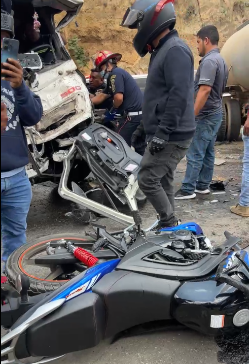 StarNewsNoti's tweet photo. 🚨¡ACCIDENTE DE TRÁNSITO¡ #Sumpango #Urgente
Un fuerte accidente de tránsito se registró en la carretera hacia Sumpango, donde un camión cisterna, un camión de carga y varias motocicletas colisionaron de frente, dejando múltiples personas heridas y daños materiales severos. https://t.co/xbAALtiWIg