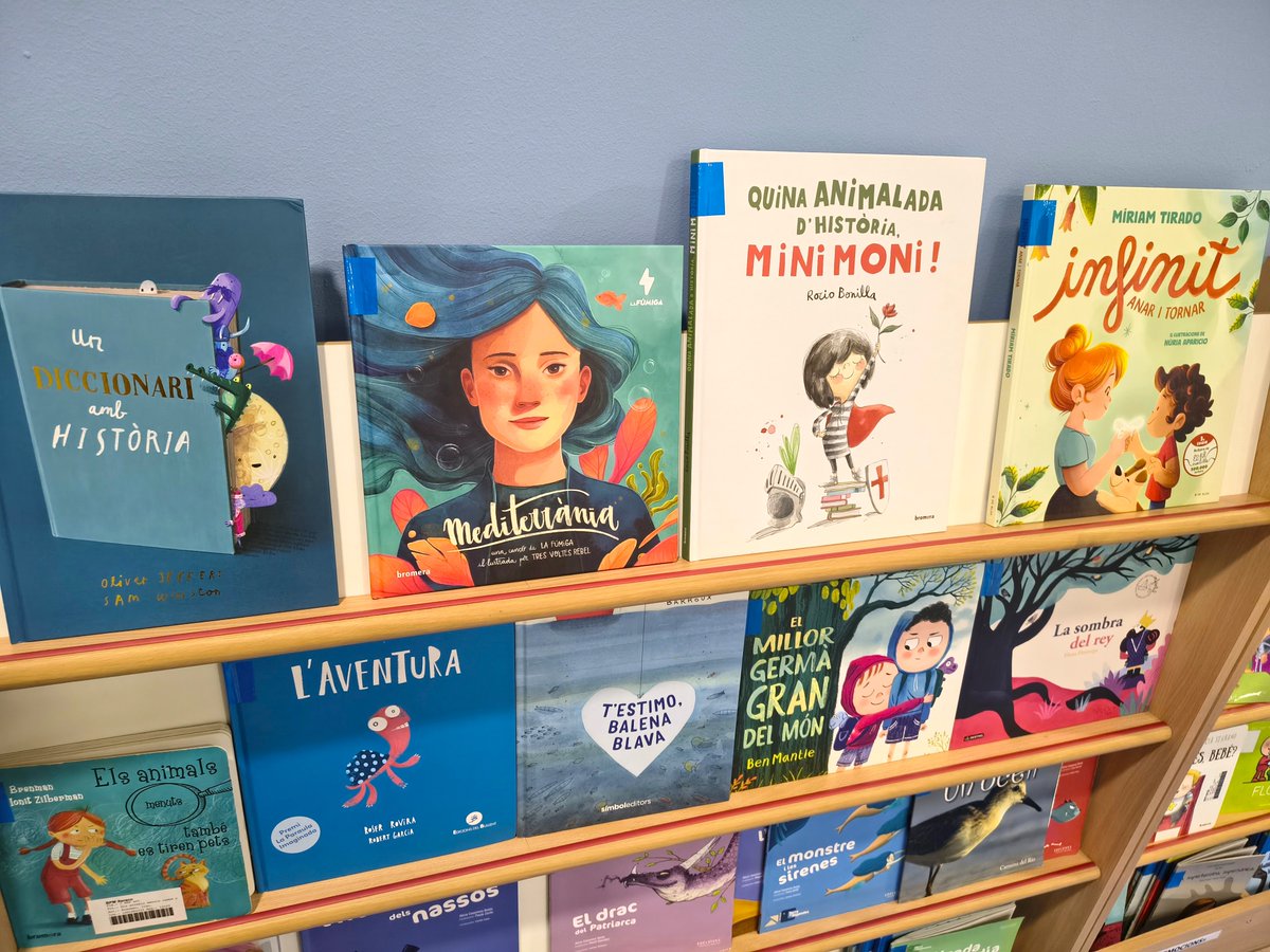 biblioxeraco's tweet photo. 🆕💥 Així de bé llueix l'expositor amb els últims àlbums il·lustrats que han arribat a la #biblioteca. 👌📚🧒👧
👉 Llibres per a xiquets/tes, que es poden gaudir a qualsevol edat. 🔝

#novetats https://t.co/YJrhn0ujGT