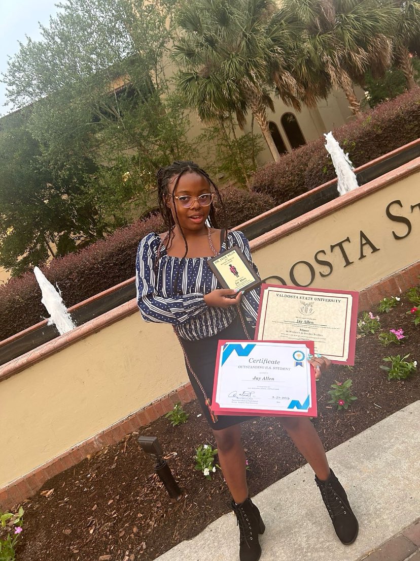 jay_isnotokay's tweet photo. pros of being jay: smart enough to win college awards
cons of being jay: didnt win ticketmaster war 😔
#pilotstwtselfieday #pilottwtselfieday https://t.co/YeEXBlFIsz