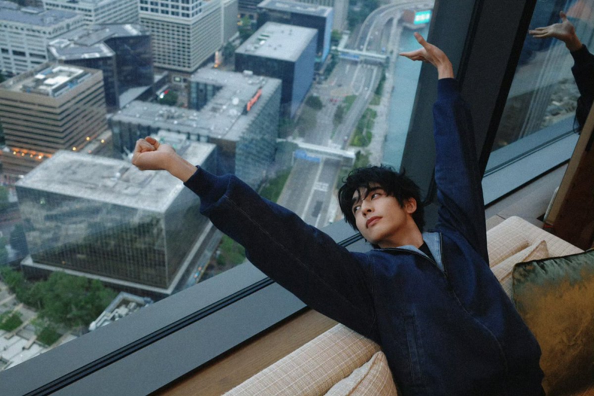 qWeilong's tweet photo. Messy hair, calm stare, and the kind of beauty that feels a little dangerous up close. I don’t try to be captivating anymore; it happens naturally in the way I exist. Some people admire the city lights, but somehow their eyes always drift back to me. https://t.co/sIblHeVmjg
