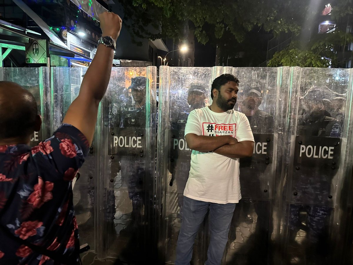 AmnaShath's tweet photo. They arrested Shahzan’s Brother
Release him now @PoliceMv
#FreeBob
#FreeShahzan
#FreeLeevan
#FreeLucas
#FreeAlldetainees https://t.co/e86kldn5Nw