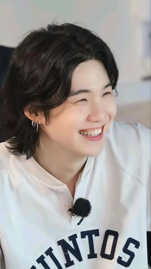 MarisolTuquer's tweet photo. @sugaOfAugustD I love seeing you happy and radiant, you give me light and life, you are adorable. 🤩💜😽🫰🏻 https://t.co/ahDBOw1Otx