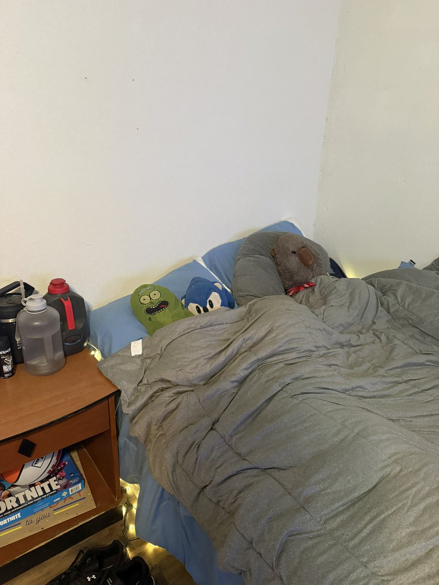 IAmNick223's tweet photo. room update:

i moved my room a little bit moved my set front of my bed 3 days ago. honestly looks bit better really love how it turned out 🤙🔥 https://t.co/68UMwO9Sgk