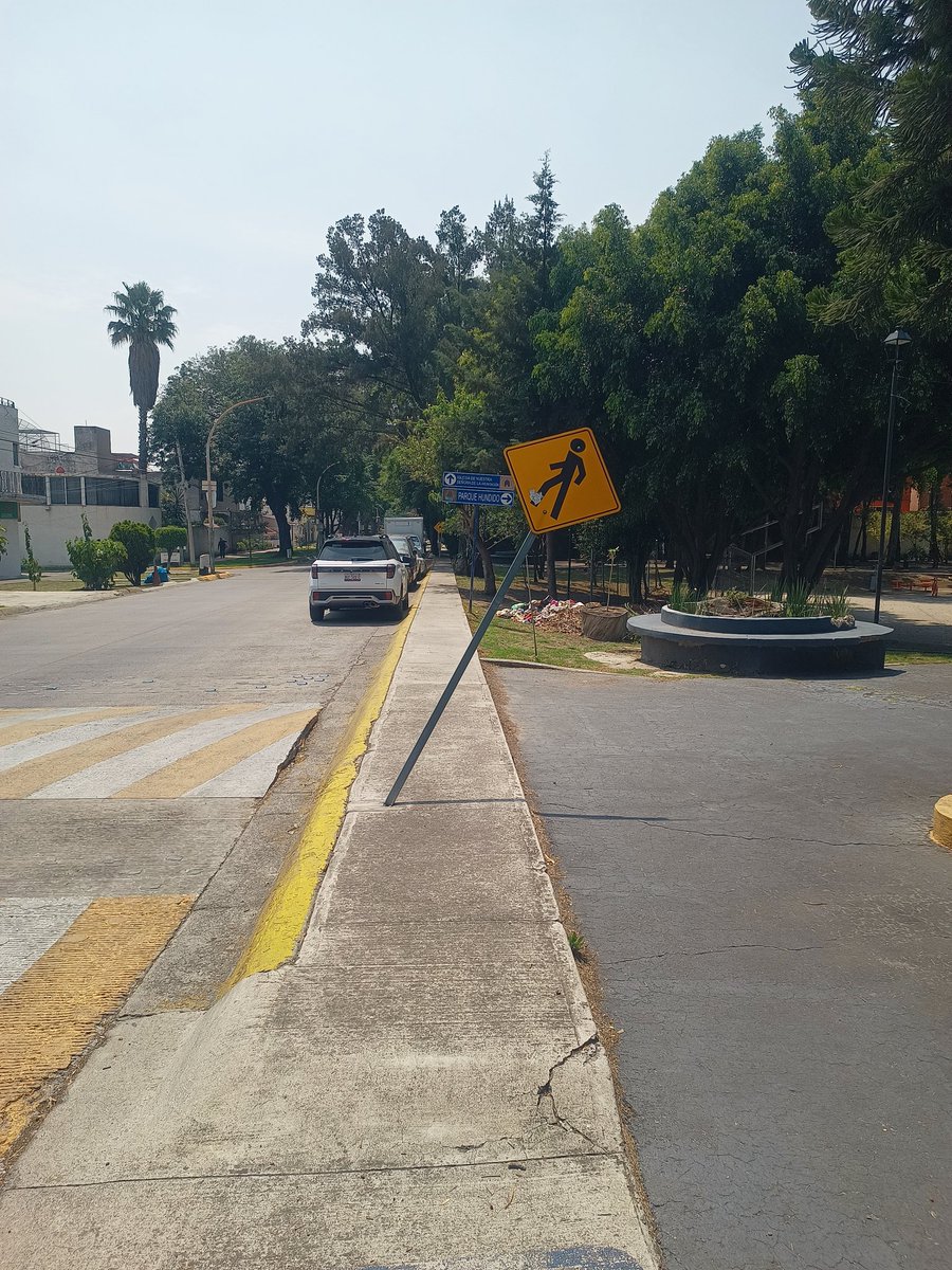 Hippiewarrior22's tweet photo. @GobNau Cuando le darán la importancia debida a al parque hundido de Echegaray hay mucho que mejorar en él. Hoy así se encuentra, les parece correcta esa situación. También los fraccionamientos requieren de mantenimiento, no sólo es cortar pasto. https://t.co/NZ98IIwMw3