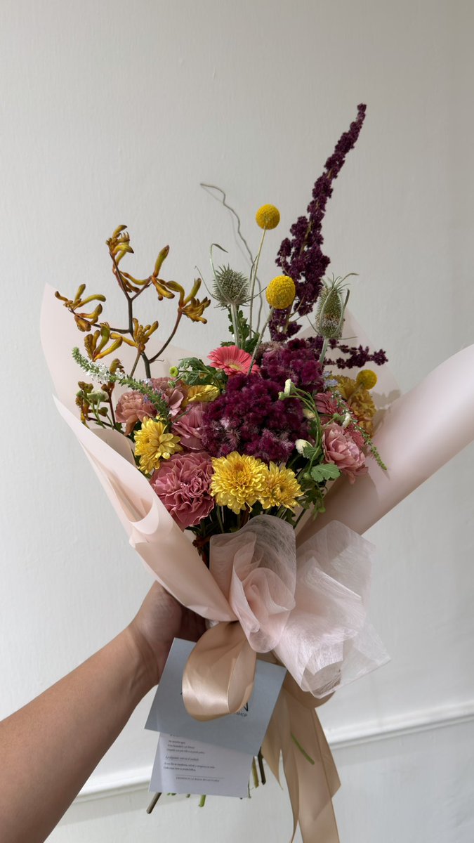 masitaconsal's tweet photo. Estoy en una floristería trabajando como florista y estos han sido mis trabajos adaptados al estilo garden de aquí. 🪴 💐✨ https://t.co/bUFhx8Oenh