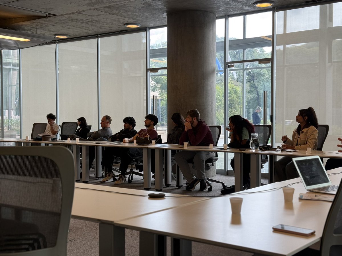 marcedimario's tweet photo. Recibimos a estudiantes de Economía Urbana de la Universidad UT Dallas, de Estados Unidos, con quienes compartimos los proyectos que se están llevando adelante desde la Subsecretaría en el Sur de la Ciudad. https://t.co/KNjRFChVba