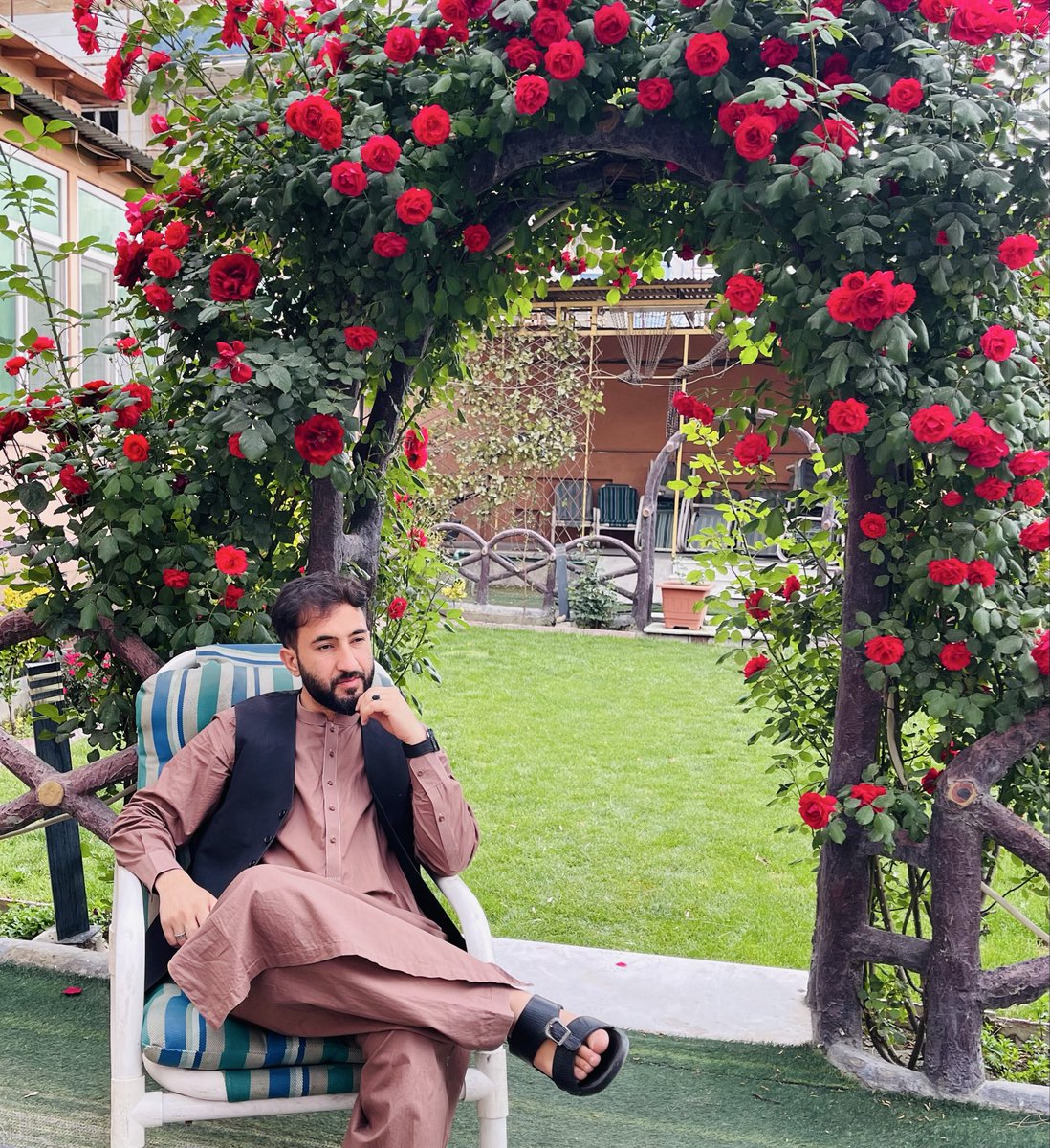 itz_turab18's tweet photo. پریږده چې بې واره په هر ځای کښې در یادېږم!

د کابل ښکلې فضا د روح ارامتیا او دزړه درمل 🌸🤎🙃 https://t.co/jXftUKsKhx