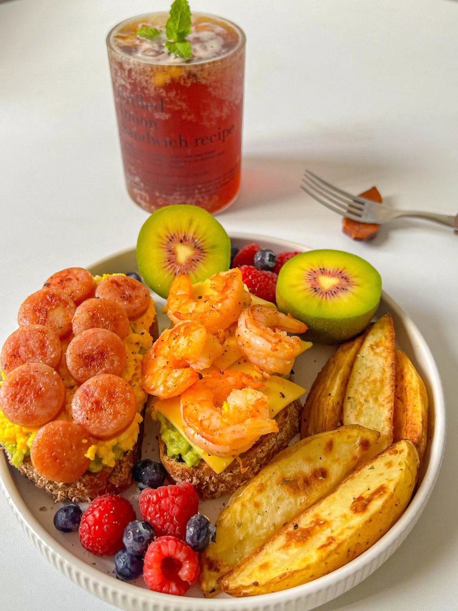 alsa3e's tweet photo. This quick homemade chicken salad sandwich with a side of berry yogurt is the perfect light lunch for a busy workday https://t.co/T5aPseVHU8