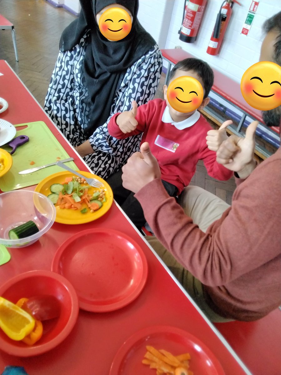 LeighPrimary's tweet photo. Reception enjoyed practising their safe knife skills during our salad-making workshop. Thank you to all the parents and carers who joined us- it was lovely learning together! #oliversvegetables #startwell @startwellbham #fay5aday #lifelonglearners https://t.co/oIF9dhWs3A