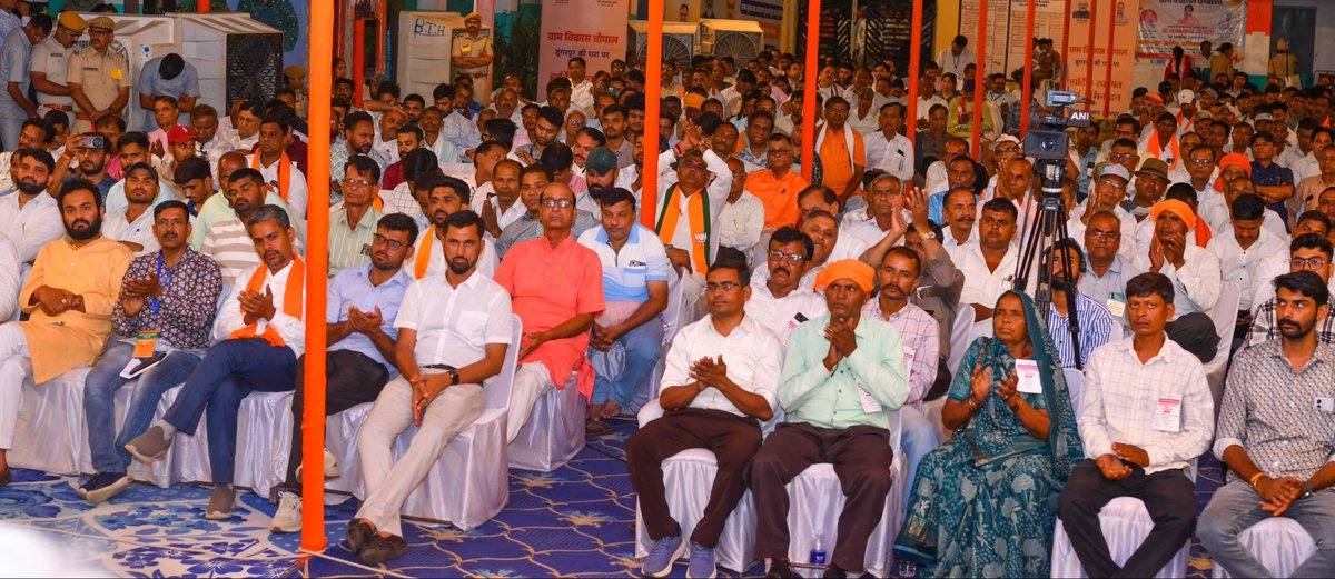 BhajanlalBjp's tweet photo. डूंगरपुर जिले की धम्बोला ग्राम पंचायत में आयोजित ग्राम विकास चौपाल में युवाओं, किसानों एवं बुजुर्गों के अनुभवों और सुझावों को जानने का अवसर मिला। साथ ही विभिन्न योजनाओं के अंतर्गत चेक का वितरण किया। 

आदरणीय प्रधानमंत्री श्री @narendramodi जी के मार्गदर्शन में कौशल विकास, डिजिटल इंडिया, स्टार्टअप इंडिया एवं मुद्रा योजना जैसी पहलें युवाओं को आत्मनिर्भर बना रही हैं। आज का युवा रोजगार सृजित करने वाला बनने की दिशा में आगे बढ़ रहा है।

वहीं किसान आधुनिक तकनीक, सूक्ष्म सिंचाई एवं प्राकृतिक खेती को अपनाकर कृषि को समृद्ध बना रहे हैं। साथ ही बुजुर्गों के सम्मान, स्वास्थ्य एवं सामाजिक सुरक्षा हेतु अनेक जनकल्याणकारी योजनाएं प्रभावी रूप से लागू की जा रही हैं।

विकसित राजस्थान के निर्माण में प्रत्येक वर्ग की भागीदारी और विकास का लाभ अंतिम पंक्ति तक पहुंचाना ही हमारा संकल्प है।