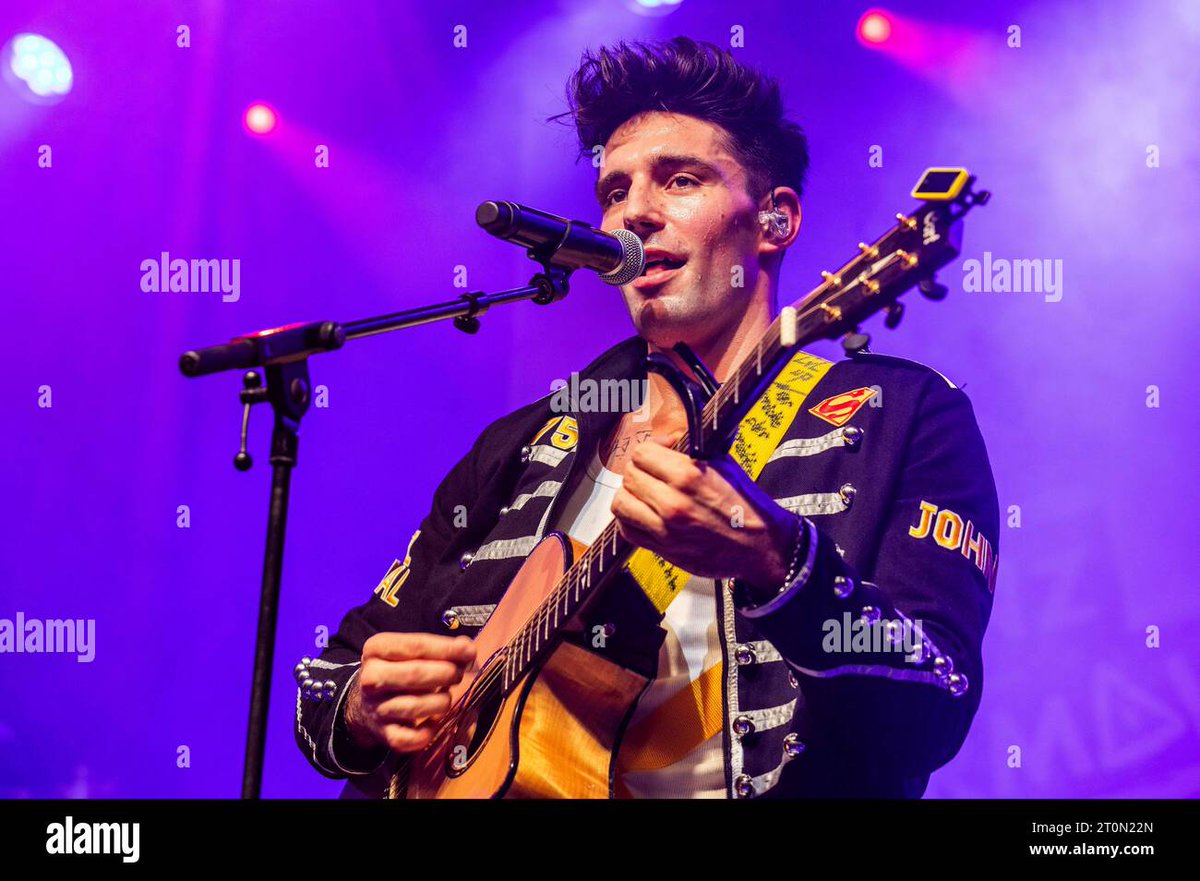 binimausi's tweet photo. 🚨 Alexander Eder on YouTube Music! 🔥
Deep raspy voice. Heartfelt Austrian pop-rock. Viral hits like Heiraten, Der allerletzte Tanz, Therapie &amp; more.
Latest album “Quer durch die Bank” + 2026 tour selling out fast.
Stream everything here → https://t.co/LOWzFgAbxs https://t.co/UdBQLMNHvO