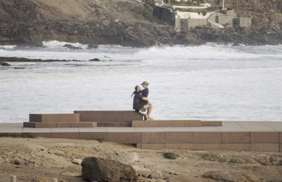 Mandelrot's tweet photo. Gente junto al mar haciendo cosas que no son mirar el mar. Las Palmas de Gran Canaria, España. https://t.co/XTTpd2m0iM