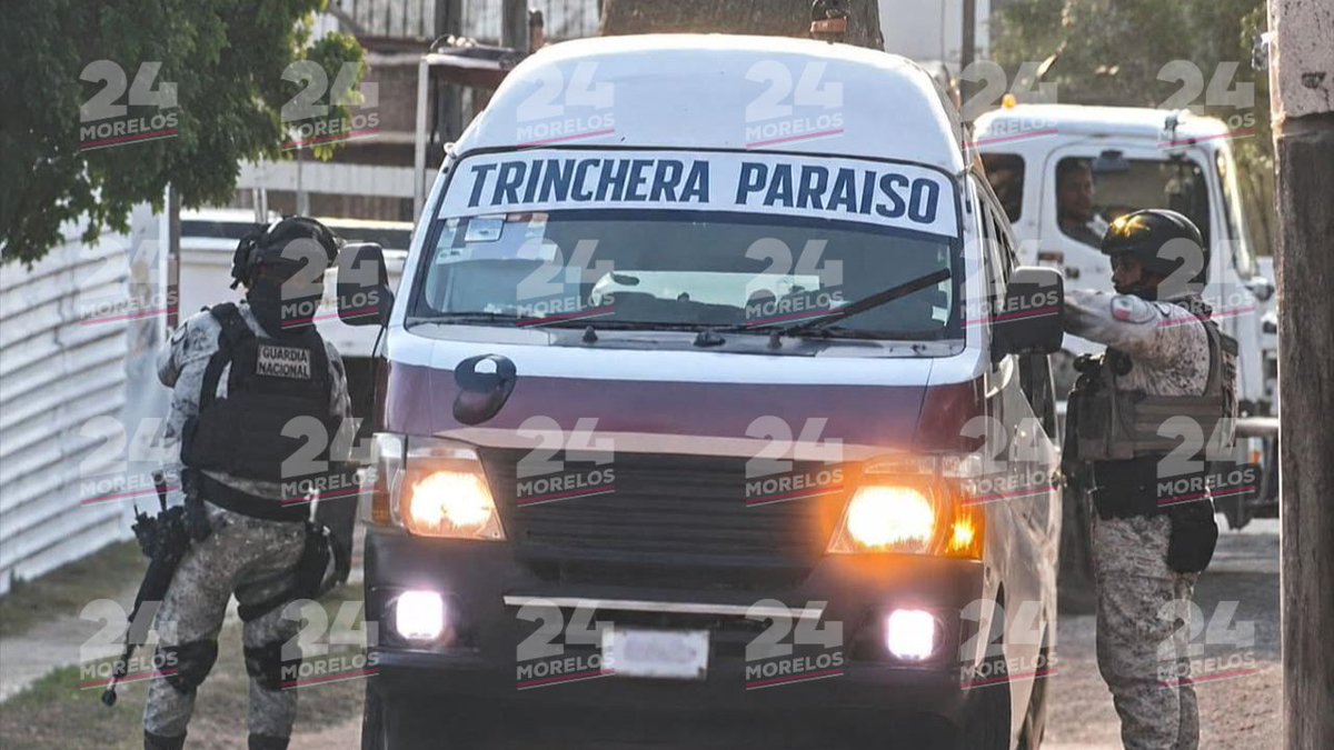 24_morelos's tweet photo. RUTA 9 DE CUAUTLA SUSPENDE SERVICIO TRAS ATAQUE ARMADO
La violencia ha vuelto a golpear al sector transportista en la región oriente, provocando la suspensión del servicio de la #Ruta9 con derrotero Trinchera-Paraíso, luego del ataque armado registrado la mañana de este jueves contra uno de sus operadores en el municipio de #Cuautla.
Tras conocerse la agresión, conductores y concesionarios acordaron retirar las unidades de circulación ante el temor de nuevos atentados, situación que dejó sin servicio a decenas de usuarios que diariamente utilizan esta línea para trasladarse entre distintas colonias de la zona.
Los transportistas exigieron a las autoridades estatales y municipales reforzar la vigilancia y garantizar condiciones seguras para continuar trabajando, al advertir que el miedo entre los operadores continúa creciendo tras el ataque ocurrido este jueves.