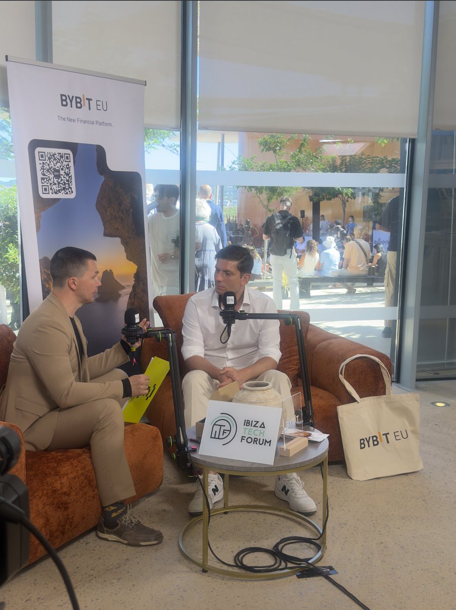 Bybit_Polish's tweet photo. Dwa wywiady, jedna misja.

Słoneczna kanapa na Ibizie kontra szybkie selfie przed wywiadem na @nextblockexpo. ☀️📸

Podziękowania dla @JakubDziadkowie z @beincrypto za złapanie naszego Co-CEO Georga Harera na kolejny wywiad. https://t.co/bpuzThcQep