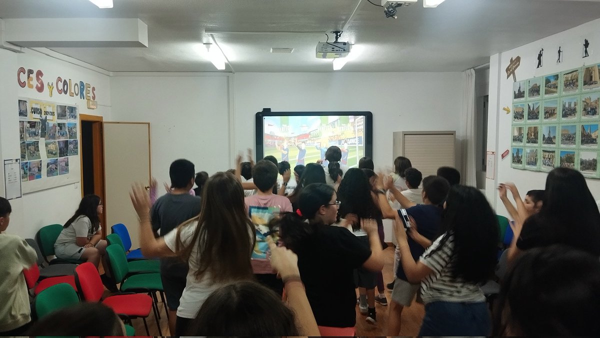 CrieBerlanga's tweet photo. Ding Dong Ding Dong Nochevieja en el @CrieBerlanga con el alumnado del @PadreManjon @CEIPVdelaCuesta y @craloscerezos haciendo un programa de televisión lleno de preguntas chistes canciones y bailes. Enhorabuena y feliz 2027 jejeje!!!
@CFIEdeSoria @educacyl https://t.co/CNDLw6E0Te