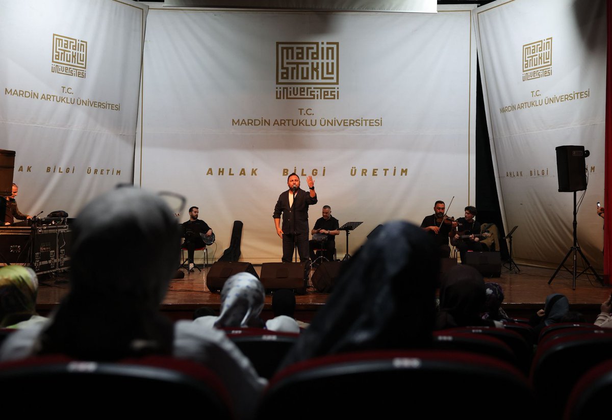 mardinartuklu's tweet photo. 2025-2026 Akademik Yılı Mezuniyet Etkinliklerimiz kapsamında düzenlediğimiz "Ezgi Gecesi"nde sanatçı Ammar Acarlıoğlu öğrencilerimizle buluştu 🎶

​Bu keyifli etkinlikte öğrencilerimiz, eğitim maratonunun yorgunluğunu hep bir ağızdan eserlere eşlik ederek attı. 🎓✨

@erolozvar
@ibrahimozcosar
@ammaracarlioglu

​#MAÜ #Mezuniyet2026 #AmmarAcarlıoğlu #EzgiGecesi