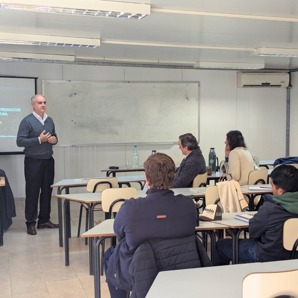 spforestales's tweet photo. El pasado viernes, @Nelson_Ledesma, directivo de la SPF, brindó una charla a estudiantes de 4.º año de orientación Forestación de @FagroUdelar, en el marco de los Talleres Forestales.

La presentación, titulada “Relación entre mercado de productos forestales y silvicultura en Uruguay: del mercado al bosque”, abordó distintos aspectos vinculados a la cadena forestal y su dinámica productiva.

Agradecemos a la Facultad de Agronomía por la invitación y por generar estos espacios de intercambio con estudiantes y actores del sector.