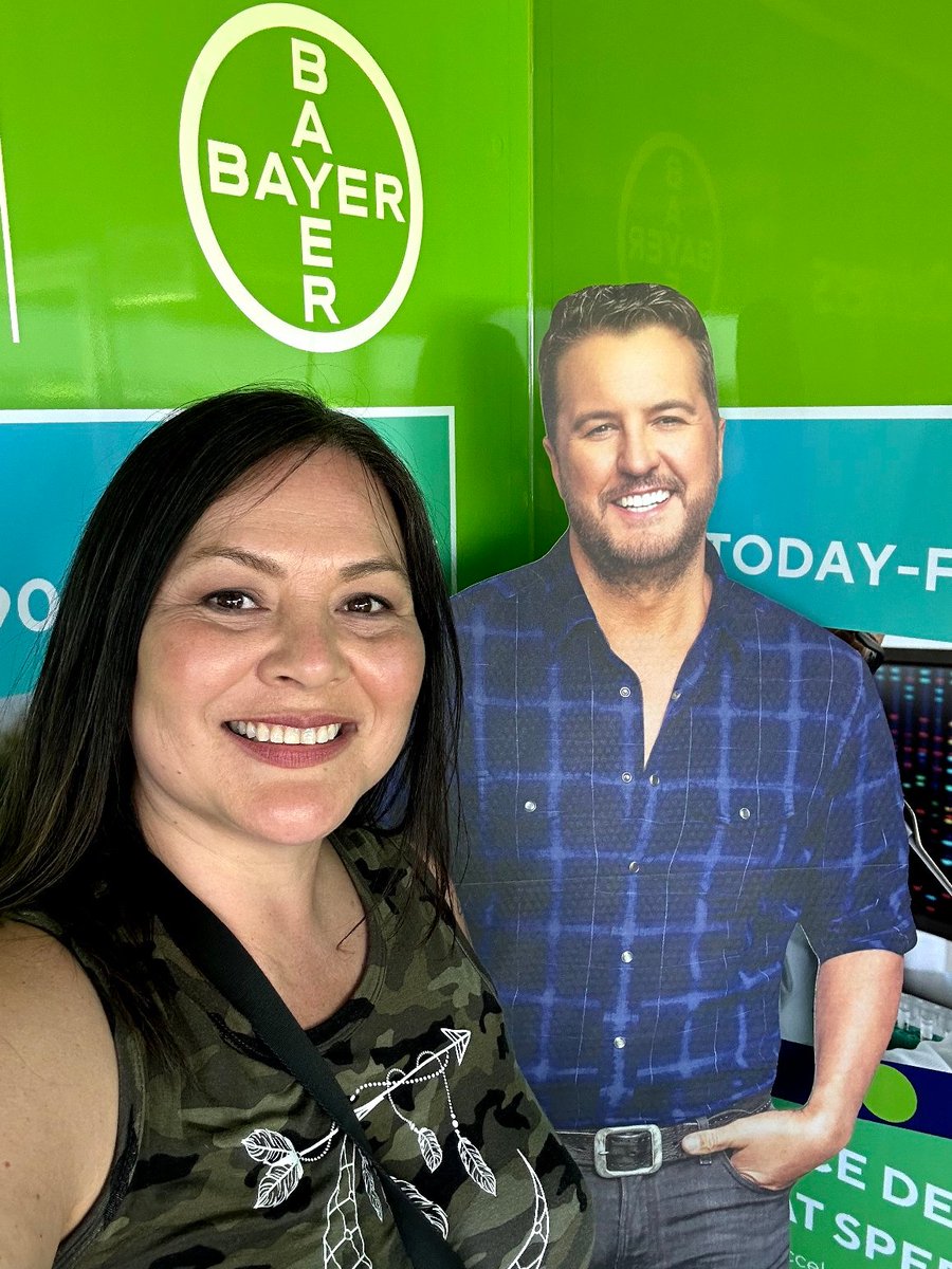 nuts4luke's tweet photo. @lukebryan @priscillablock @ThePeachPickers @the_djrock @BayerUS @Fendt_NA It was a 30 hour drive out to California for my first Farm Tour show and absolutely worth it!!!

The only thing I would have changed was taking a pic with a cardboard Luke Bryan, but Gemini fixed that issue for me 🤩

See y'all in Charlotte NC on my 🎂 https://t.co/fBOUHNi8Xk