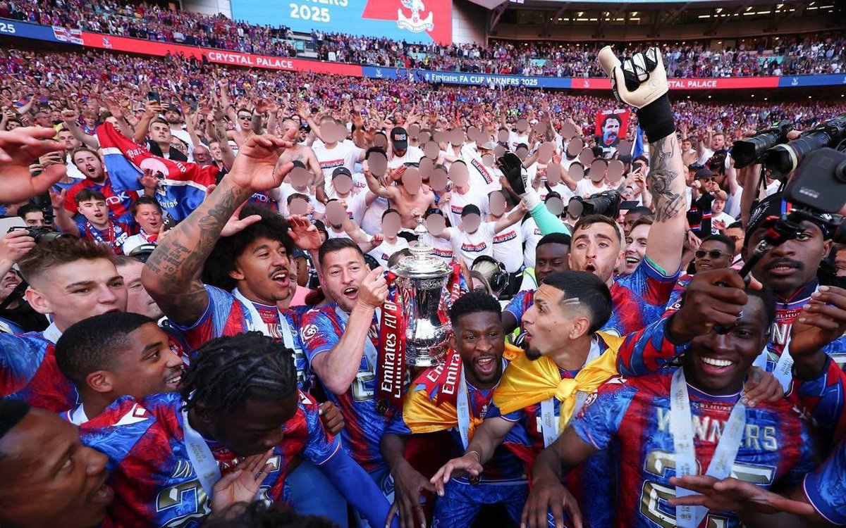 holmesdale_road's tweet photo. One year ago Palace not only won the FA Cup, but did so in a manner that was unique for an English club. 

This was done in the streets of central London, through a fan created display and with an atmosphere that set us apart from the rest of the country. 

(Thread 1/2) https://t.co/KF6wf8uF3q