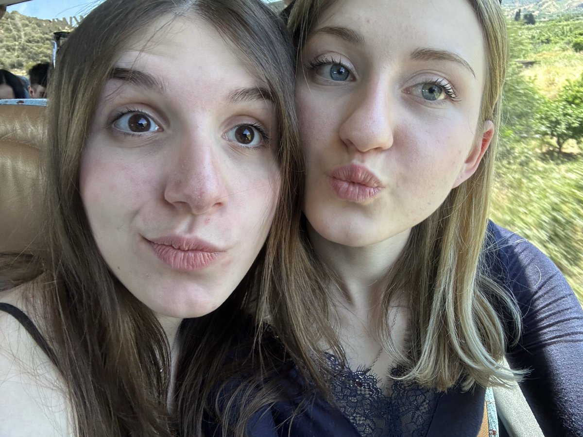 glodontcry's tweet photo. amo nicole, vi auguro una bella persona come nicole (ma non la mia nicole…🧐) https://t.co/X5cJWYN1IV