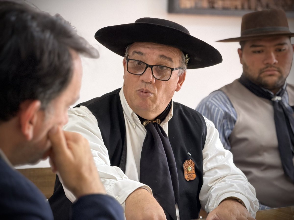 TadeoGZ's tweet photo. Recibimos al Centro Tradicionalista Tropero Sosa, que en los próximos días viajará a Salta para representar a #Mendoza en el tradicional desfile “El Héroe Gaucho”, en homenaje al General Martín Miguel de Güemes.

Estas agrupaciones mantienen viva una parte muy profunda de nuestra identidad; las tradiciones, el respeto por nuestra historia y el orgullo de representar a Mendoza en todo el país.

Muchos éxitos en este viaje y gracias por llevar nuestras raíces bien alto 🇦🇷
