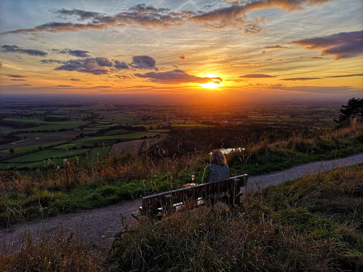 MyFaveBench's tweet photo. Sunset from Sutton Bank deserves a glass of fizz to enjoy the beauty. #Benchfans
#Yorkshire @visitnorthyork @ThirskYorks https://t.co/jKNkH7lm5K