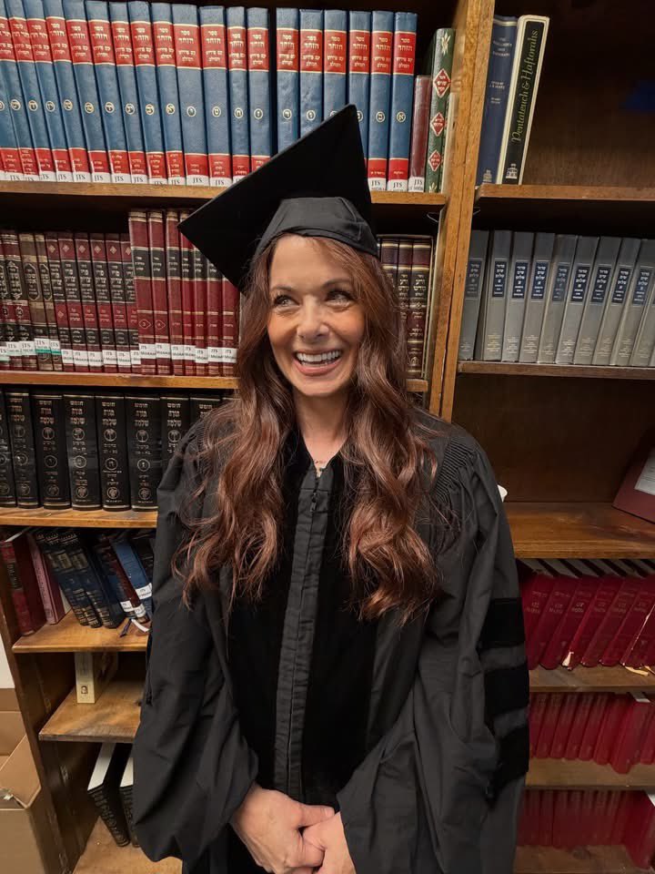 Debra Messing tweet media