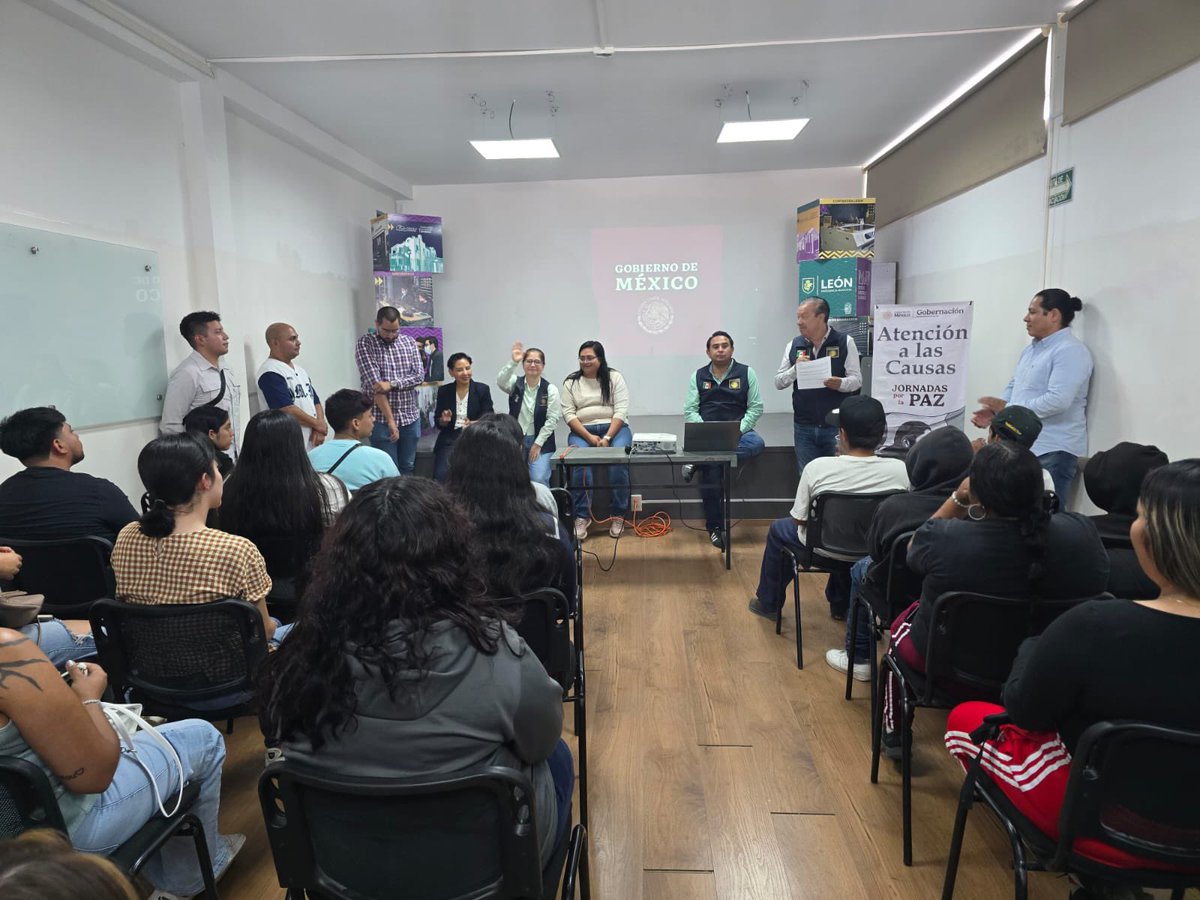 Bety_Olivares's tweet photo. Ayer nos encontramos con las y #LosJóvenesUnenAlBarrio del municipio León, Guanajuato; continuamos avanzado en la construcción de paz en las calles.

Nos acompañaron compañer@s de la Secretaría de Gobernación, el Director de Atención a las Juventudes en Situación de Vulnerabilidad del Instituto Municipal de las Juventudes y personal del Instituto de Alfabetización y Educación Básica para Adultos (INAEBA Estatal).

#HumanismoMexicano
#PrimeroLosPobres 🇲🇽❤️