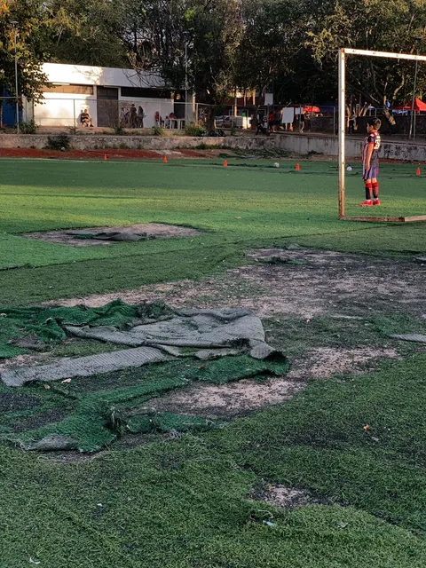 Trafico_ZMG's tweet photo. Vecinos de la colonia Margarita Maza de Juárez, en Guadalajara, nos comparten la siguiente denuncia: 🗣️

"En la unidad Plan de San Luis  (mejor conocida como unidad Panteón Nuevo), los vecinos nos hemos cansado de solicitarle a nuestras autoridades el apoyo para atender dicha unidad en cuestión de mantenimiento y seguridad. Ingreso de bebidas alcohólicas y mariguana es común en las áreas infantiles y de recreación. Asimismo el ingreso de motos por la pista de correr y en la cancha de pasto sintético que dicho sea de paso la tienen destruida. Urge que las autoridades volteen a ver esta unidad"  👇

Solicitan su atención @GuadalajaraGob @PoliciaGDL La unidad se encuentra sobre la calle Hacienda de Guadalupe, muy cerca del Panteón Guadalajara.

#DenunciaZMG