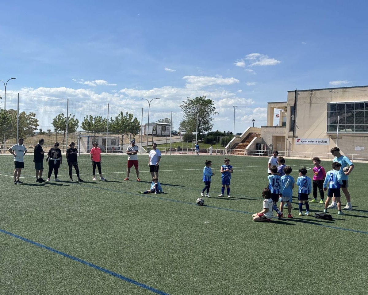 cdzonanorte's tweet photo. Final de temporada y entrenamientos más relajados y divertidos 😊 Hoy los peques del Prebenjamín A disfrutaron de un partidillo muy especial junto a sus padres y madres, dando todo para intentar ganar a los mayores 💪

💙#OrgulloNorteño
#MásQueUnSentimiento
#Porque40AñosNoSonNada https://t.co/8EdEc0u4or