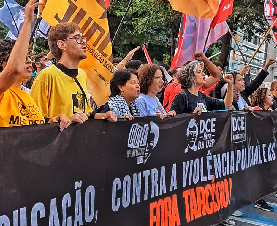 MonicaSeixas's tweet photo. Ontem, eu caminhei mais de 5km ao lado dos estudantes até o palacio do governador pra exigir por mais orçamento pra educação. Educação não é gasto, é investimento pra melhorar o nosso país. 

No final do ato em São Paulo, eu acompanhei os estudantes em uma reunião com representantes do governo. Mas, infelizmente, o governo não se comprometeu com nada. E por isso nós vamos seguir lutando, não só aqui na Assembleia Legislativa, mas também nas ruas, pra garantir mais investimento na educação.