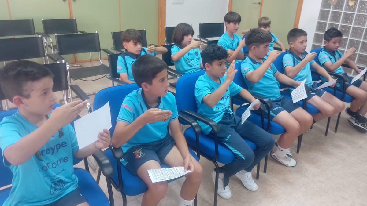 EFTorrePacheco's tweet photo. 🦸‍♂️⚽ Nuestro Benjamín Superliga cambia hoy el césped por el aprendizaje 🤟💙

Hemos visitado APANDA para conocer más sobre la Lengua de Signos y seguir creciendo también fuera del campo 📚✨
Una experiencia enriquecedora

¡Porque el fútbol también educa en valores! 💪⚽💫 https://t.co/cFARyWKh4T