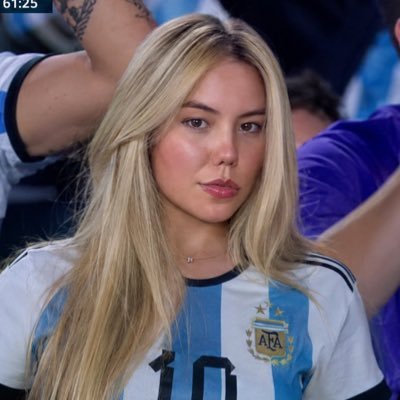nnplanero's tweet photo. @iingridrod cero negra vos gastando todo el agua del océano para hacerte esta foto que te quedó horrible https://t.co/a0Rr7p6kbn