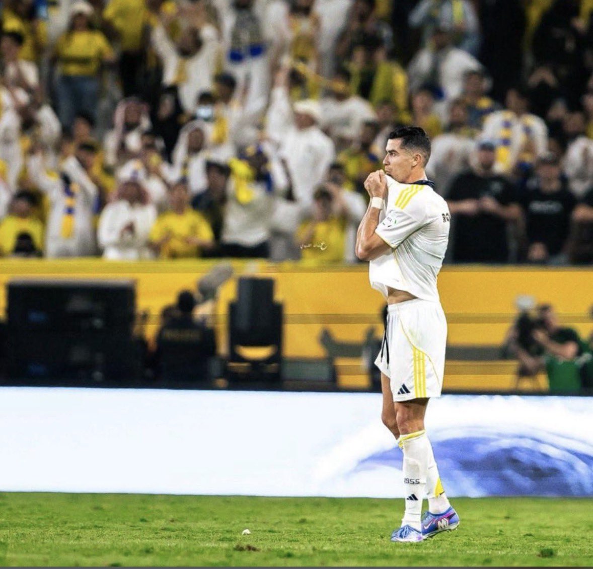 f37f_'s tweet photo. مبررررررررررررررررررررررررررررروك ي عااالمييييين مبروك💛💛💛💛💛💛

#النصر_ضمك https://t.co/18ShxoMTpb