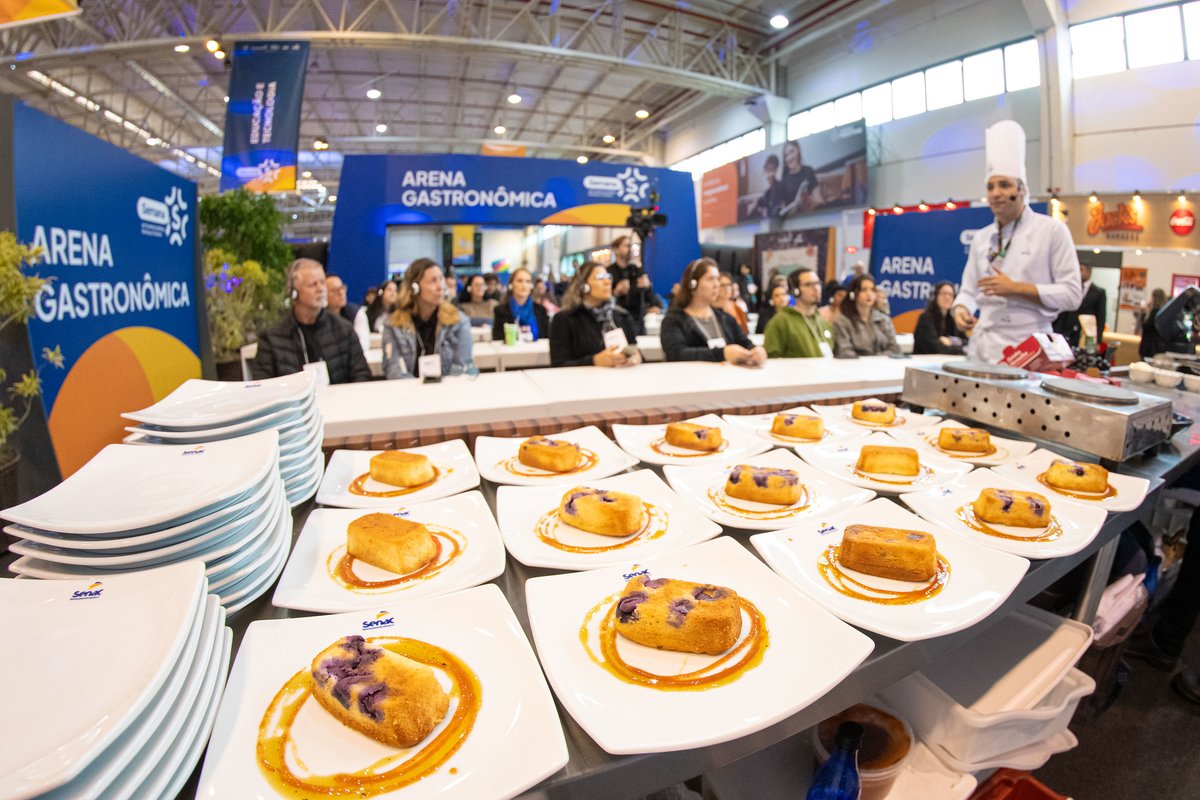 SENAC_PR's tweet photo. 🍽️✨ A gastronomia do #SenacPR foi um dos grandes destaques da Semana S do Comércio!
Com oficinas, aulas-show, workshops e demonstrações ao vivo, o público viveu experiências que valorizaram os sabores, as tradições e a cultura gastronômica do Paraná. 💙
#Gastronomia #tbt https://t.co/v9hB6EnpYr