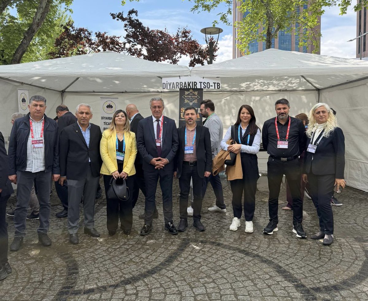 DiyarTSO's tweet photo. TOBB’da Diyarbakır standına yoğun ilgi

Türkiye Odalar ve Borsalar Birliği’nin (TOBB) yarın gerçekleştirilecek 82. Genel Kurulu öncesinde Ankara’daki TOBB İkiz Kuleler bahçesinde kurulan yöresel stantlar, Türkiye’nin dört bir yanından gelen lezzetleri bir araya getirdi. Genel kurul öncesi en dikkat çeken stantlardan biri ise Diyarbakır standı oldu.

TOBB Başkanı M. Rifat Hisarcıklıoğlu, oda ve borsalar tarafından hazırlanan stantları gezerken Diyarbakır standında kentin coğrafi işaretli ürünlerinden Burma Kadayıfı ile karşılandı. 

Diyarbakır’a özgü lezzetin ikram edildiği stant, katılımcılardan yoğun ilgi gördü.
Hisarcıklıoğlu’nu Diyarbakır standında, Diyarbakır Ticaret Borsası Başkanı ve TOBB Yönetim Kurulu Üyesi Engin Yeşil, Diyarbakır Ticaret ve Sanayi Odası Genel Sekreteri Ferdani Gökdere, TOBB Diyarbakır Genç Girişimciler Kurulu Başkanı Vedat Elibal, TOBB Diyarbakır Kadın Girişimciler Kurulu Başkanı Defne Eyyubi ile DTSO Meclis Üyeleri Ali Önür, Mehmet Akyıl ve Abdullah Kılıç karşıladı.
Diyarbakır standında kent ekonomisi, coğrafi işaretli ürünler ve bölgenin ticaret potansiyeli üzerine sohbet eden Hisarcıklıoğlu, Diyarbakır’ın kültürel ve gastronomik değerlerinin tanıtımının önemine dikkat çekti.