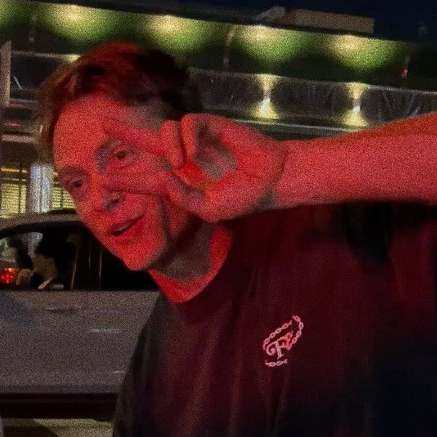 hucklemiy's tweet photo. you'll see wilson with that peace sign in a lifetime https://t.co/2x8aU6RXux