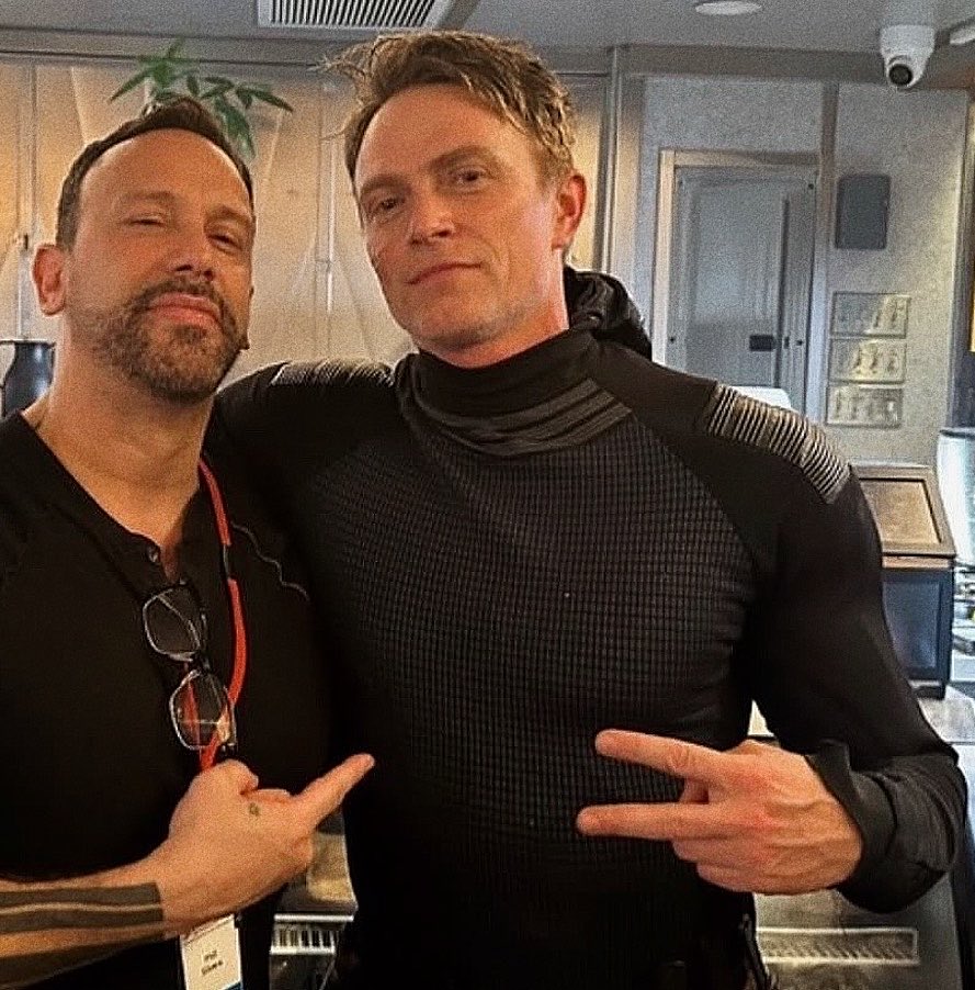 hucklemiy's tweet photo. you'll see wilson with that peace sign in a lifetime https://t.co/2x8aU6RXux