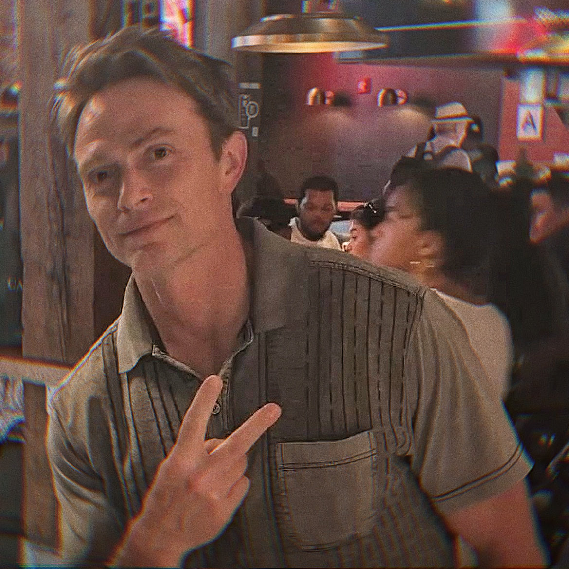 hucklemiy's tweet photo. you'll see wilson with that peace sign in a lifetime https://t.co/2x8aU6RXux