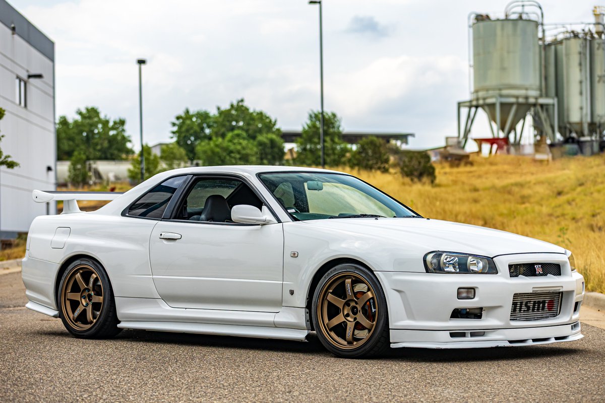 DRVNlabo's tweet photo. DRVN Labo Feature: Nissan Skyline GT-R R34 V-Spec - See it live this weekend at SLUSH Motorsports Festival.

This beauty is a customer car sold by RevHard Motors and represents the pinnacle of JDM excellence.

Twin turbos. All wheel drive. Six speed. And a 2.6L inline six that made more power than Nissan ever admitted.