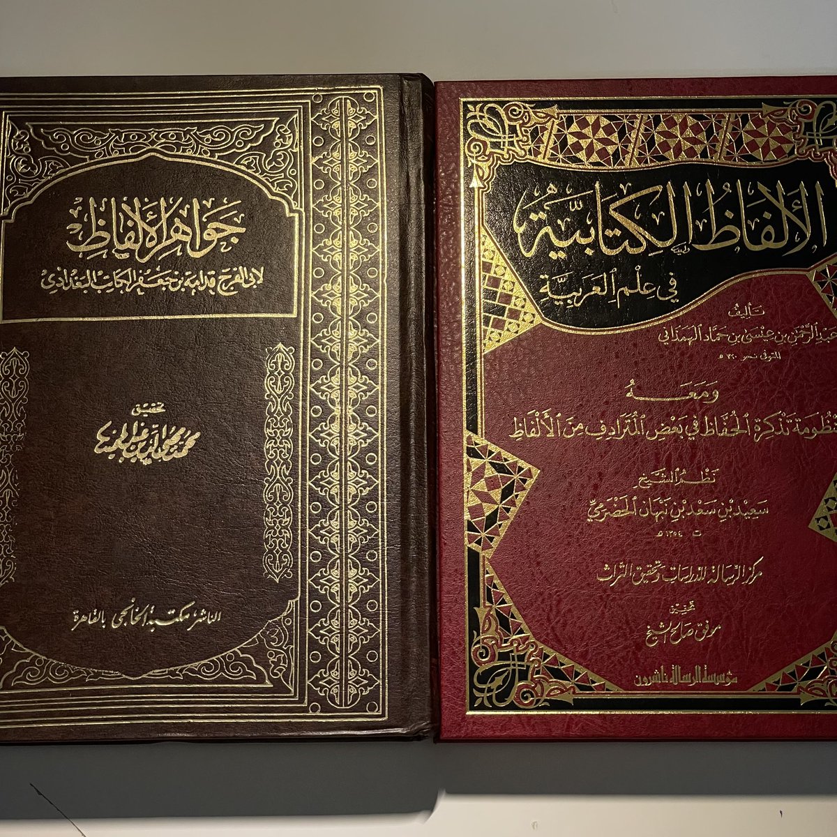 7unka's tweet photo. من أراد قوة الحجة، وفصاحةَ المنطوق، وزاد البيان، وقلّة الحرفِ معَ عُمق المعنى..

فعليهِ بهذهِ المصنّفات؛ لا معرفةً واقتناءً فقط، بل قراءةً يوميةً يسيرةً مركَّزة..
وستجدون بإذن الفتَّاحِ فتوحًا إثرَ الكتابةِ صياغةً والحديثِ منطوقًا، فإنما هيَ مَلَكةٌ تراكُميّة. https://t.co/i5VBJJ2BTQ