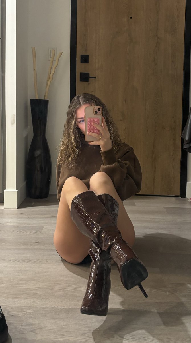 goddesss_cece's tweet photo. New boots https://t.co/YMnGLfH3gT