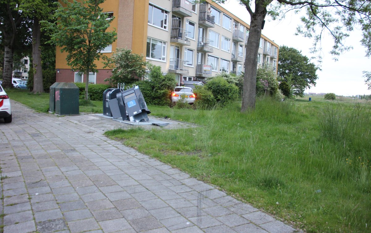 Auto mist bocht en ramt container in Leeuwarden