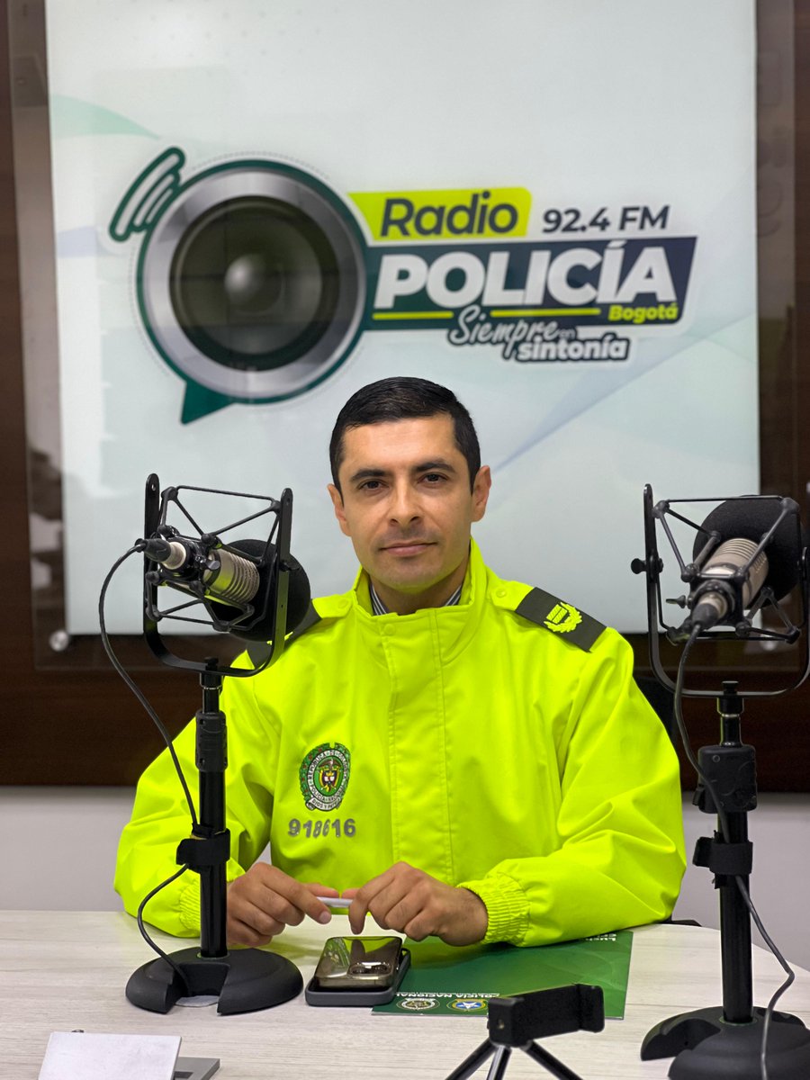 DIJINPolicia's tweet photo. #Entrevista | En @RadioPoliciaCol compartimos recomendaciones para evitar delitos informáticos: mantenga antivirus actualizado, no comparta datos personales o bancarios, evite enlaces y archivos sospechosos, desconfíe del phishing y active la verificación en dos pasos. #Seguridad https://t.co/h7bznIsP7t