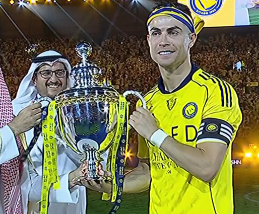 TouchlineX's tweet photo. 📸 - CRISTIANO RONALDO IS ABOUT TO LIFT THE SAUDI LEAGUE TROPHY! https://t.co/zSgqArG6I4