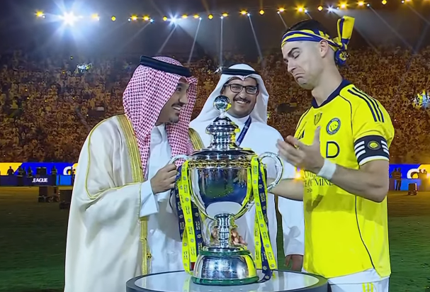 lnstantFoot's tweet photo. CRISTIANO RONALDO AVEC LE TROPHÉE DE LA SAUDI PRO LEAGUE ! 🏆 🇵🇹😁 https://t.co/gBTnSjgJ3q
