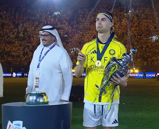 lnstantFoot's tweet photo. CRISTIANO RONALDO AVEC LE TROPHÉE DE LA SAUDI PRO LEAGUE ! 🏆 🇵🇹😁 https://t.co/gBTnSjgJ3q