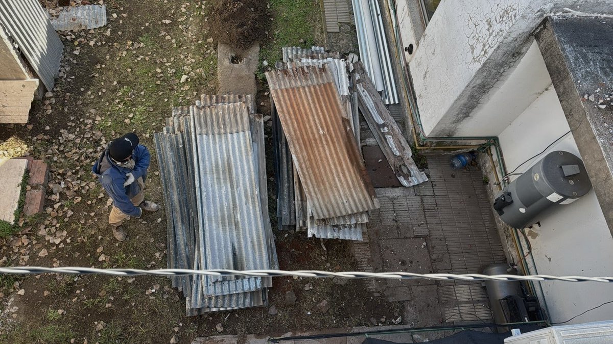 rodrigo_arist's tweet photo. 🏥 Obras que protegen nuestro Hospital

En el Hospital Municipal Eva Perón realizamos una intervención integral en el techo para solucionar filtraciones que afectaban distintos sectores del edificio.

Durante la obra se encontraron falencias en la construcción original, especialmente en el sistema de desagüe y contención que provocaban el ingreso de agua. Por eso avanzamos con una reparación de fondo que incluyó trabajos de albañilería, impermeabilización, reparación de chapas y la construcción de una pared de contención faltante.

Seguimos invirtiendo en obras concretas para cuidar la salud pública y mejorar los espacios que utilizan vecinos y trabajadores todos los días.